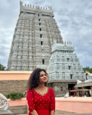Archana Kumar Instagram - காத்தடிச்சா மகளுக்கு காவலுக்கு நிப்பாரு 
  காச்சடிச்ச சூரியன கைது செய்ய பாப்பாரு
 மக மட்டும் மக மட்டும் உசுரா 
  மத்ததெல்லாம் இவருக்கு கொசுரு♥️✨

Even though i know he is for everyone around the world i take the privilege of being his only daughter🙈Nope i am strictly not sharing him with anybody..
To the very first time to post something like this on this day🥹
Happy Father’s Day Appa✨

 இது போதும் எனக்கு 
 இது போதுமே
 வேறேன்ன வேணும் 
 நீ போதுமே♥️✨

#annamalaiyarthunai #appa #myeverything