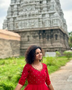 Archana Kumar Instagram - காத்தடிச்சா மகளுக்கு காவலுக்கு நிப்பாரு 
  காச்சடிச்ச சூரியன கைது செய்ய பாப்பாரு
 மக மட்டும் மக மட்டும் உசுரா 
  மத்ததெல்லாம் இவருக்கு கொசுரு♥️✨

Even though i know he is for everyone around the world i take the privilege of being his only daughter🙈Nope i am strictly not sharing him with anybody..
To the very first time to post something like this on this day🥹
Happy Father’s Day Appa✨

 இது போதும் எனக்கு 
 இது போதுமே
 வேறேன்ன வேணும் 
 நீ போதுமே♥️✨

#annamalaiyarthunai #appa #myeverything