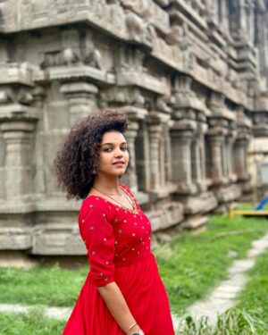 Archana Kumar Instagram - காத்தடிச்சா மகளுக்கு காவலுக்கு நிப்பாரு 
  காச்சடிச்ச சூரியன கைது செய்ய பாப்பாரு
 மக மட்டும் மக மட்டும் உசுரா 
  மத்ததெல்லாம் இவருக்கு கொசுரு♥️✨

Even though i know he is for everyone around the world i take the privilege of being his only daughter🙈Nope i am strictly not sharing him with anybody..
To the very first time to post something like this on this day🥹
Happy Father’s Day Appa✨

 இது போதும் எனக்கு 
 இது போதுமே
 வேறேன்ன வேணும் 
 நீ போதுமே♥️✨

#annamalaiyarthunai #appa #myeverything