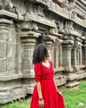 Archana Kumar Instagram - காத்தடிச்சா மகளுக்கு காவலுக்கு நிப்பாரு 
  காச்சடிச்ச சூரியன கைது செய்ய பாப்பாரு
 மக மட்டும் மக மட்டும் உசுரா 
  மத்ததெல்லாம் இவருக்கு கொசுரு♥️✨

Even though i know he is for everyone around the world i take the privilege of being his only daughter🙈Nope i am strictly not sharing him with anybody..
To the very first time to post something like this on this day🥹
Happy Father’s Day Appa✨

 இது போதும் எனக்கு 
 இது போதுமே
 வேறேன்ன வேணும் 
 நீ போதுமே♥️✨

#annamalaiyarthunai #appa #myeverything