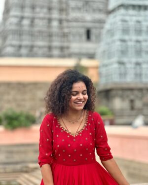 Archana Kumar Instagram - காத்தடிச்சா மகளுக்கு காவலுக்கு நிப்பாரு 
  காச்சடிச்ச சூரியன கைது செய்ய பாப்பாரு
 மக மட்டும் மக மட்டும் உசுரா 
  மத்ததெல்லாம் இவருக்கு கொசுரு♥️✨

Even though i know he is for everyone around the world i take the privilege of being his only daughter🙈Nope i am strictly not sharing him with anybody..
To the very first time to post something like this on this day🥹
Happy Father’s Day Appa✨

 இது போதும் எனக்கு 
 இது போதுமே
 வேறேன்ன வேணும் 
 நீ போதுமே♥️✨

#annamalaiyarthunai #appa #myeverything