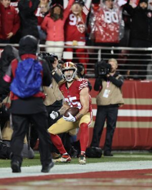 Ari Aguiar Instagram - George Kittle antes, durante e depois! 🏈🙌👏

📺 @espnbrasil e @starplusbr 
🎙️ @ariaguiar 

🎟️ Ingressos para o NFL in Brasa a venda no link do perfil. #NFLBrasil