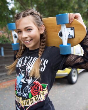 Aria Spinello Instagram - Went to the skatepark today.. it was Rad💥💥 @konasurfcompany @wendyhortonphotography #teenstyle #hottopic #skateboarding #braids #lamodelsyouth #actress #younghollywood #tweenstyle #dancers #weekendvibes #coolvibes #chillin #surfergirl #friends #socal #modellife #konasurfcompany