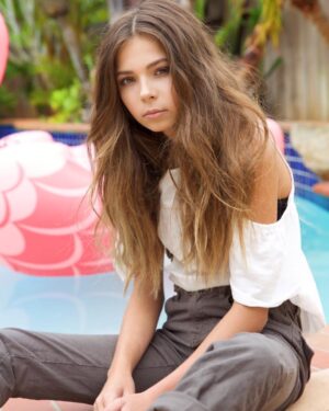 Aria Spinello Instagram - Poolside and Looking for my bae..The Weekend 💃🏻😜#poolside #casualstyle #lamodelsyouth #flamingo #bae #weekend #younghollywood #chillin #waiting #fashion #actress