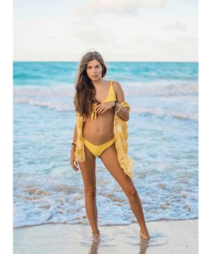 Aria Spinello Instagram - Mondaze.. Fall yet? @raemarshall #mondaymood #fall #bikinibabe #hawaii