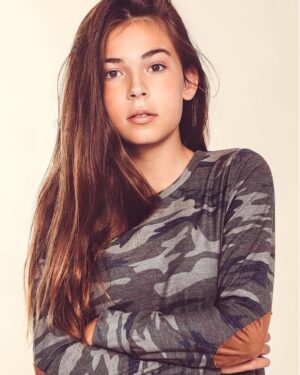 Aria Spinello Instagram - Does anyone else feel it.. it’s getting cooler #ilovesweaterweather #sweaterweather #sweatshirt #fall #coolernights #chilly #autumn