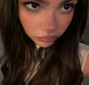 Ariana Greenblatt Instagram - the biggest apple of all time