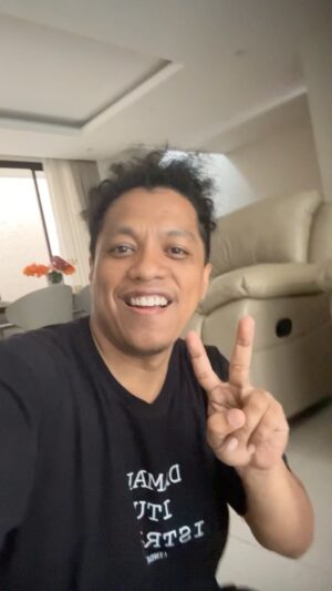 Arie Kriting Instagram - Laki-laki Timur memang tidak bisa dengar musik sedikit.
