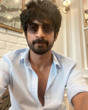Arjun Das Instagram - When mom combs my hair vs When I comb my hair 🤪