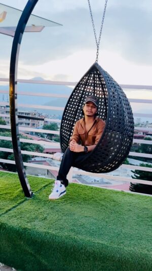 Arjun Sapkota Instagram - बस्यौ अलक्कै..😎
.
.
.
.
.
.
#arjunsapkota 
#reelsinstagram #PahadiSong #nepal🇳🇵 #trending #kathmandu #trendingreels #concert #explore #fyp #reels #instagood #reelsvideo #viral