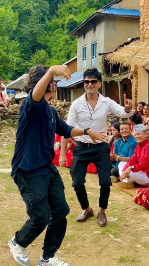 Arjun Sapkota Instagram - हामी दाजुभाई…😅 
.
.
.
.
.
.
.
.
.
.
#arjunsapkota
#reelsinstagram #PahadiSong #nepal🇳🇵#uttarakhand #pashupatisharma #himachal #trending #kathmandu #trendingreels #concert #explore #fyp #reels #instagood #reelsvideo #viral