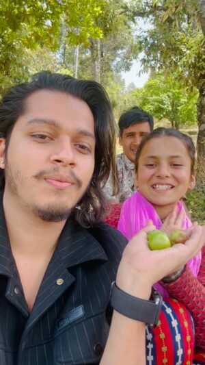 Arjun Sapkota Instagram - “बैतडी” बहिनि कल्पना बिष्टको घर तिर त यस्तो भन्दो रैछ हजुरहरुको तिर यो “फल” लाई के भन्छ नि..? कमेन्ट गर्नुस त ..🤭❤️
.
.
.
.
.
#arjunsapkota
#reelsinstagram #PahadiSong #nepal🇳🇵 #trending #reelsfb #trendingreels #nepalisong #explore #baitadi #reels #instagood #reelsvideo #viral