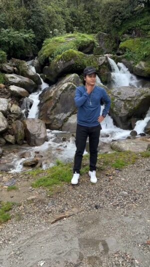 Arjun Sapkota Instagram - आहा यो कल कल पानीको आवाज…😍🦚
.
.
.
.
.
.
#arjunsapkota
#reelsinstagram #PahadiSong #nepal🇳🇵 #trending #kalinchowk #trendingreels #travel #travelphotography #explore #fyp #reels #instagood #reelsvideo