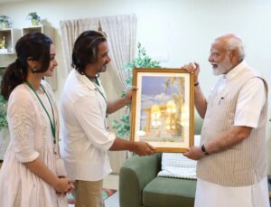 Arjun Sarja Instagram - With the most Wise and Powerful man in the world @narendramodi ji #JAIHIND 🙏