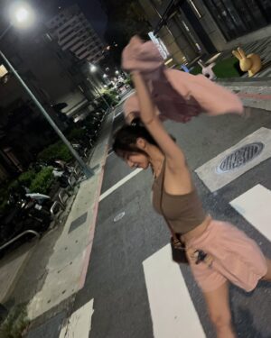Arlena Chang Instagram - 一個人趕路滿孤獨的，但時間會慢下來。

第一次搭輕軌的人
我大高雄！變得我都不認得你了！！！