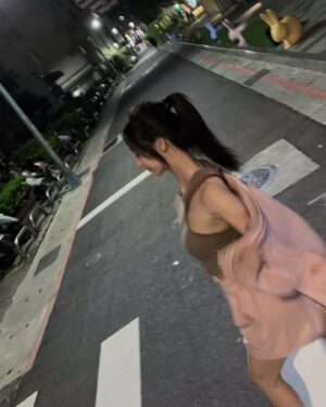 Arlena Chang Instagram - 一個人趕路滿孤獨的，但時間會慢下來。

第一次搭輕軌的人
我大高雄！變得我都不認得你了！！！