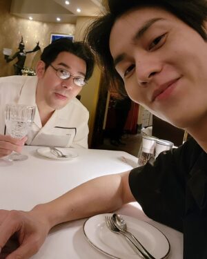 Arm Sappanyoo Panatkool Instagram - มีคนพามาเดท 😘😘 ป.ล.รูปที่สองคือคุณลุงเค้าต้องพกแว่นตามาอ่านเมนู 5555