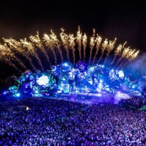 Armin van Buuren Instagram - Still reminiscing from my closing set last week at @tomorrowland, it was such an honor to close the mainstage again, the last time I did this was back in 2013 🔥 You can relive my set now on my YouTube channel! 

Also make sure to pick up my ‘Sunrise T-Shirt’ which I wore during the set, you have untill August 3rd!