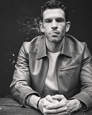 Arnaud Valois Instagram - ⚫️⚪️ by @arnolamphoto @charlette_studio 🙏🏻 @charlottetourret #becomingkarllagerfeld @disneyplusfr @hulu