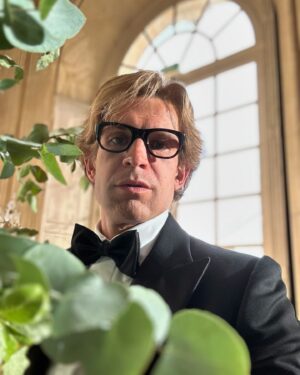 Arnaud Valois Instagram - More #bts because you worth it ✨ #becomingkarllagerfeld @disneyplusfr @hulu