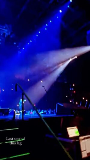Arnel Pineda Instagram - #wonderfulpeople #singingalong #faithfully w/ @journeyofficial 
#givesmechills #chickenskin 
#thankyou for those who stood by the band #alltheseyears #nomatterwhat #throughupsanddowns #throughthickandthin 🙏🙏🙏
#Godblessyourhearts 🙏🙏🙏
#nealschon #jonathancain #deencastronovo #jasonderlatka #toddjensen 
thanks for the video #JT (tourmanager)
#stylebyyul @stylebyyul  @hudsonjeans
