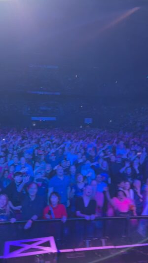 Arnel Pineda Instagram - we @journeyofficial X @totothemselves love how you keep singing with us #afteralltheseyears  #baltimore #maryland here at the @cfgbankarena 😍😍😍
#lovintouchinsqueezin all these years 🤘🤘🫣
