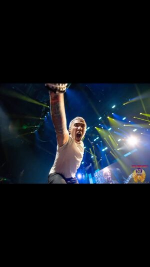 Arnel Pineda Instagram - @journeyofficial & @totothemselves would like to extend their  huge,huge #thankyou dear #raleigh #NorthCarolina for rocking our world last night at the @pncarena 😍😍😍
what an amazing crowd and people you all are😍😍😍
keep your noise and love coming🤘🤘🤘
we are coming your way now #baltimore #Maryland 
see you all the @cfgbankarena 🙏🙏🙏
#stylebyyul @yulsession