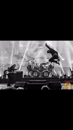 Arnel Pineda Instagram - are we ready yet #charleston #westvirginia ?
are we gonna party tonight at the #charlestoncoliseumandconventioncenter with @journeyofficial x @totothemselves ?
we can’t wait folks😍😍😍
#stylebyyul @yulsession 
#mikesavoiapics @ironmikesavoia
