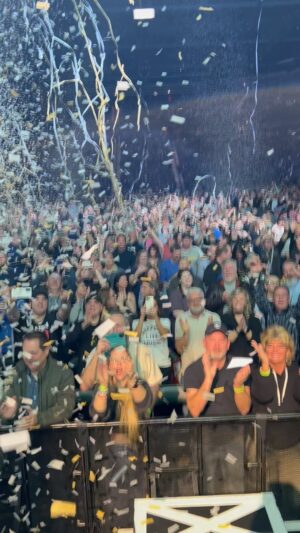 Arnel Pineda Instagram - ohh #whattanight #utah #westvalleycity #MaverikCenterUtah 🤘🤘🤘
#utahrocked definitely @journeyofficial x @totothemselves tonight😍😍😍🤘🙏
see you all soon🤩🤩🤩