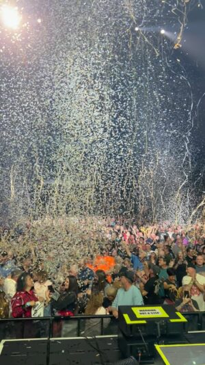 Arnel Pineda Instagram - and its a wrap #omaha #nebraska 😍😍😍
please bring @journeyofficial x @totothemselves back to your home..
thank you for such a fantastic evening😍😍😍