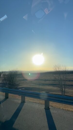 Arnel Pineda Instagram - #RapidCity #southdakota 🤘🤘😍
hope you are #feelingthesameway we @journeyofficial @totothemselves do for the show tonight at your #TheSummitArena 😍😍😍
#southdakotasunset 🤘