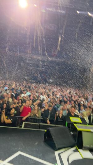 Arnel Pineda Instagram - its a wrap folks..
you got us @journeyofficial @totothemselves through the first phase of the tour #bridgeport #connecticut ..what an honor..what a blessing..God bless you all who’s attended and partied with us…see you all soon in the summer😍😍😍