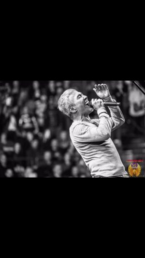 Arnel Pineda Instagram - ready for @journeyofficial  x @totothemselves for some #80sclassicrock #utah #westvalleycity @maverik_center ?🤩🤩🤩
see u all in a few😍🙏
photos by @ironmikesavoia 
#stylebyyul @yulsession @hudsonjeans @wwexposure 🙏🙏🙏