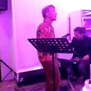 Arnel Pineda Instagram - #IRIS

and i don’t want the world to see me
coz i don’t think that they’d understand
when everything’s made to be broken
i just want you to know who i am

by @googoodollsofficial 

no intended copyright infringement here

just a guy happily singing the song for fun and for the birthday girl @joyoyson 😍