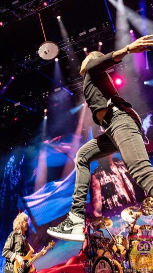 Arnel Pineda Instagram - we are getting ready for you tonight #siouxcity  #iowa ..
see u all in a few🤘🤘🤘
@journeyofficial x @totothemselves #FreedomTour2024 😍😍😍
#stylebyyul @yulsession
thank you @hudsonjeans @wwexposure @ironmikesavoia