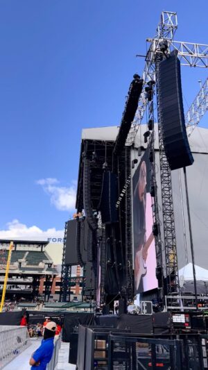 Arnel Pineda Instagram - #thankyousomuch #detroit #motorcity #michigan #ComericaPark #youneverstoppedbelieving #summerstadiumtour2024 #grateful #blessed #amazinghospitality #sweetestnoise #godblessyou 🙏🙏🙏