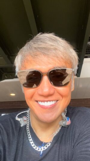 Arnel Pineda Instagram - thank you soooo much #WrigleyField #illinois  #chicago for having @defleppard @journeyofficial @stevemillerband …
hope you all had an amazing time🔥🔥🔥
#tilnexttime #stylebyyul @yulsession