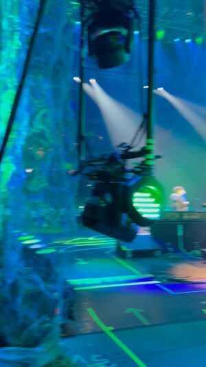 Arnel Pineda Instagram - @journeyofficial x @totothemselves would wanna see you again soon #winnipeg #canada @canadalifecenter ..
thank you soooo much for the #love #noise and for #rockingourworld 😍😍🙏🤘
#mabuhaykapinoy🤘🤘🤘
video by @cherub_pineda #stylebyyul @yulsession