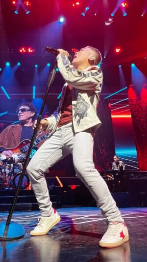 Arnel Pineda Instagram - you did it #charleston #westvirginia 😍
what a ball of energy you all are🤘🤘🤘
grateful forever for the #love #beautifulnoise #undyingsupport #alltheseyears 
@journeyofficial x @totothemselves hopes to see you all soon at the #charlestoncoliseum 😍😍😍
#stylebyyul #picbyyul @yulsession ❤️