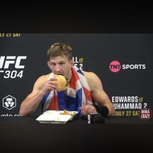 Arnold Allen Instagram - Great photo @mma_crazy 

Sometimes you gotta eat 🇬🇧