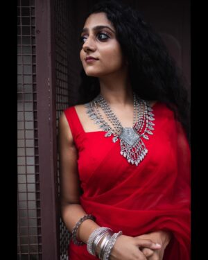 Arsha Baiju Instagram - காதல் தேசம்♥️
Styling : @amritha_lakshmi___  @styledby_al_ 
Photography : @premsampaul 
Mua : @vasan_makeupartist @sreegeshvasan_makeupartist 
Jewelery : @titli.flutteringwings 
Outfit : @kritilabel 
Location : @napierheritage 
Special thanks : @shanavas_ismaill