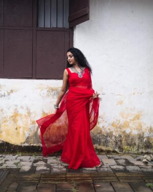 Arsha Baiju Instagram - காதல் தேசம்♥️
Styling : @amritha_lakshmi___  @styledby_al_ 
Photography : @premsampaul 
Mua : @vasan_makeupartist @sreegeshvasan_makeupartist 
Jewelery : @titli.flutteringwings 
Outfit : @kritilabel 
Location : @napierheritage 
Special thanks : @shanavas_ismaill
