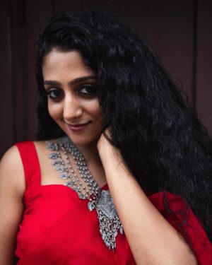 Arsha Baiju Instagram - காதல் தேசம்♥️
Styling : @amritha_lakshmi___  @styledby_al_ 
Photography : @premsampaul 
Mua : @vasan_makeupartist @sreegeshvasan_makeupartist 
Jewelery : @titli.flutteringwings 
Outfit : @kritilabel 
Location : @napierheritage 
Special thanks : @shanavas_ismaill