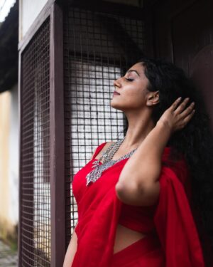 Arsha Baiju Instagram - காதல் தேசம்♥️
Styling : @amritha_lakshmi___  @styledby_al_ 
Photography : @premsampaul 
Mua : @vasan_makeupartist @sreegeshvasan_makeupartist 
Jewelery : @titli.flutteringwings 
Outfit : @kritilabel 
Location : @napierheritage 
Special thanks : @shanavas_ismaill