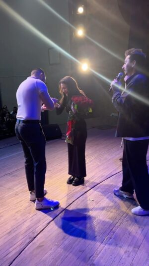 Artem Kalaydzhyan Instagram - Сегодня на концерте в Тюмени парень сделал предложение. Счастья вам семейного, кайфуйте друг от друга ❤️

Парень до концерта приехал к нам, выжидал нас у черного входа, рассказал о том что мечтает с ней создать семью, она была не в курсе, мы после концерта позвали их на сцену якобы они выиграли у нас в каком-то конкурсе, парень нервничал она плакала от счастья, я очень радуюсь таким моментам, ничего нет важнее семьи ! Будьте счастливы до конца вместе 😘 ❤️