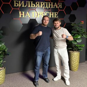 Artem Reznikov Instagram - Артем @artem.rez рад был видеть 🤜🏻🤛🏻

🔥 Артём готов к схватке в @ligawolnik ! 💪 

С кем вы хотели бы увидеть его на ковре? 
🤔 Давайте выберем ему достойного соперника! ⬇️ 

Пишите в комментариях ваши варианты! 👇
