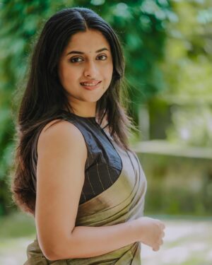 Arthana Binu Instagram - Photography: @sajanchandrabalanphotography 
Blouse: @bloom_by_priyanka
Retouch: @lekshmikanth