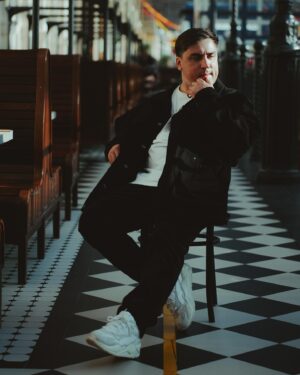 Artyom Muratov Instagram - Пью кофе в красивых местах, не дорого. Обращайтесь. 

Photo by @ded.photographer