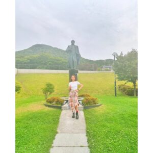 Asami Tano Instagram - ⛄️HOKKAIDO.
Again........❄️
#田野アサミ#asamitano
#聖地#saintsnow#lovelivesunshine

ありがとうございます❄️💙が溢れている場所。
ファンの皆さんの熱い想いも沢山感じられました。
〝ねぇ、北海道いかない？〟の麻里奈の一言で始まった弾丸北海道旅✈️北海道って本当に大地がおっきい。なので降り立つ場所に正直迷った。けどねワガママ言って〝函館に行きたい。行きたい場所があるんだ。〟と伝えると即答で行こう！と一緒に巡ってくれた彼女にも感謝🤝❄️

日向との気持ちもこっそり共に🤝連れて行きました。
北海道　函館　最高だね。
本当に大切な場所。ありがとう。これからも♡

Now we can go, we can go Ah もっと信じて
we can fly, we can fly So どんな夢も
we can go, we can go Ah もっと信じて
we can fly, we can fly So きっと叶うYeah!!

2024. 7.X