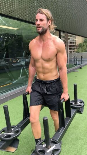 Ash Williams Instagram - Getting in some gym work and crowd work before final Melbourne show of ‘Dinner’s Getting Cold’ this Wednesday, March 20 in Richmond. 7:30pm. Only 20 tickets left so grab now. Link in bio. 
P.S I have enough pre-workout for everyone! 
#gym #crowdwork #standupcomedy